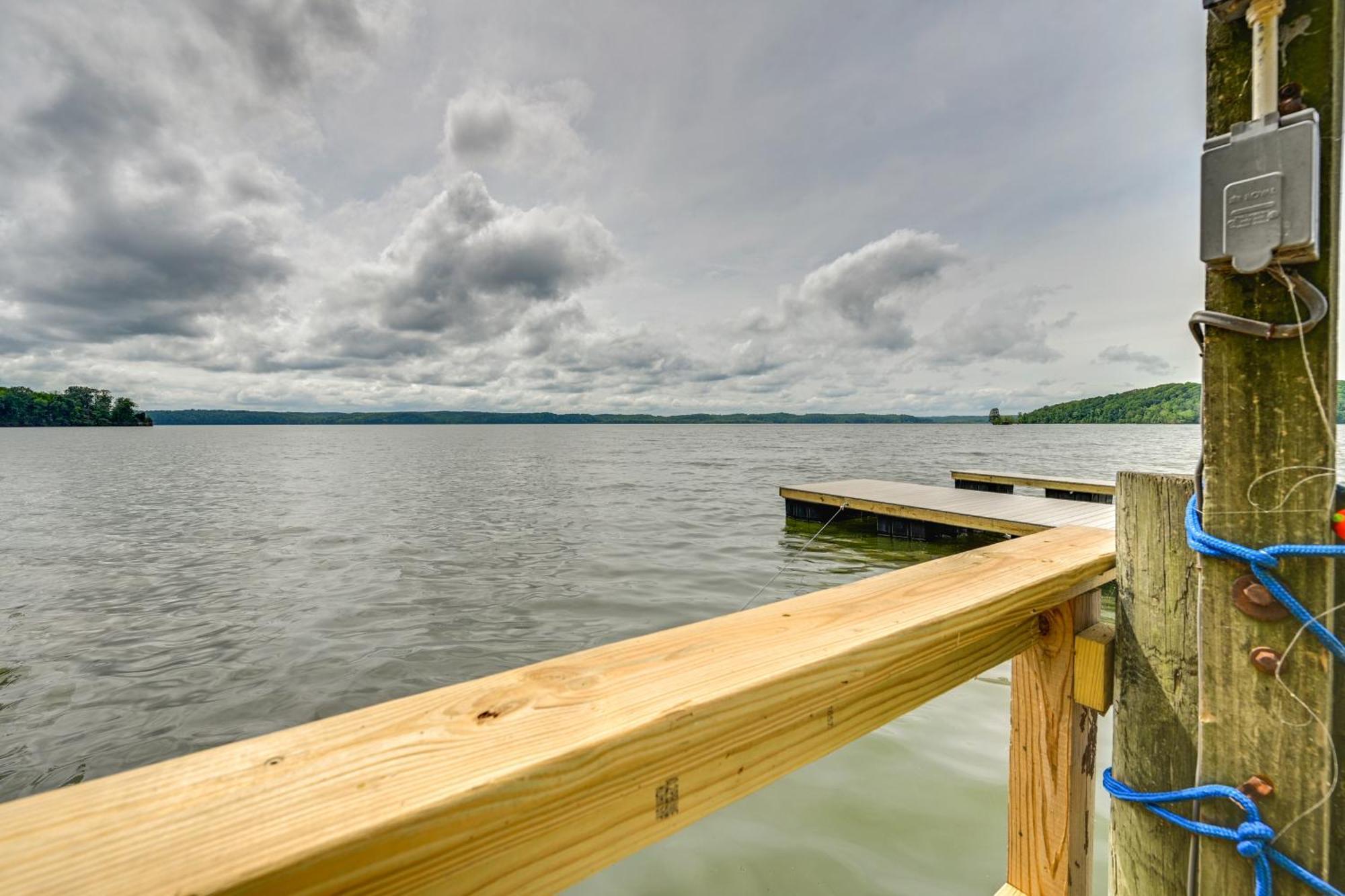 Fox Berry Hill - Lakefront With Dock, Launch & Hot Tub Waverly Eksteriør bilde