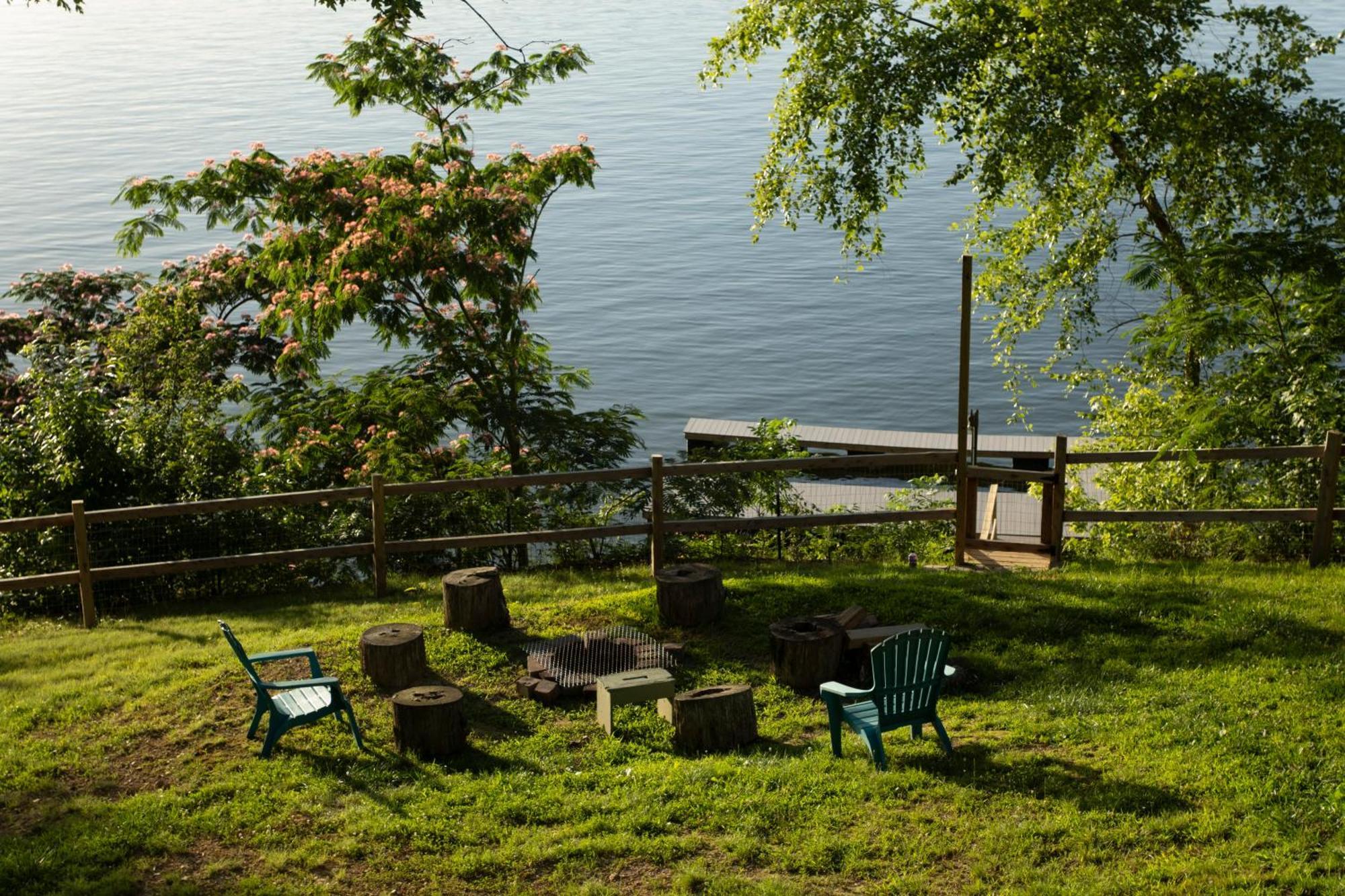 Fox Berry Hill - Lakefront With Dock, Launch & Hot Tub Waverly Eksteriør bilde